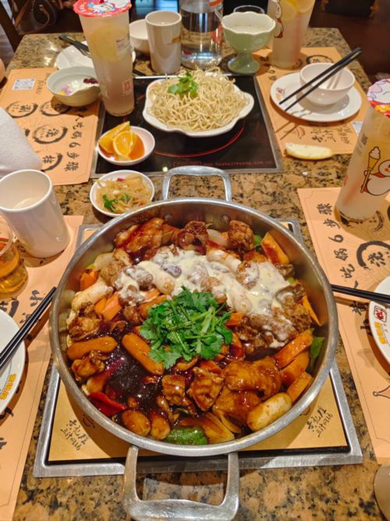 黄记煌三汁焖锅风靡全国:传统美食的现代演绎